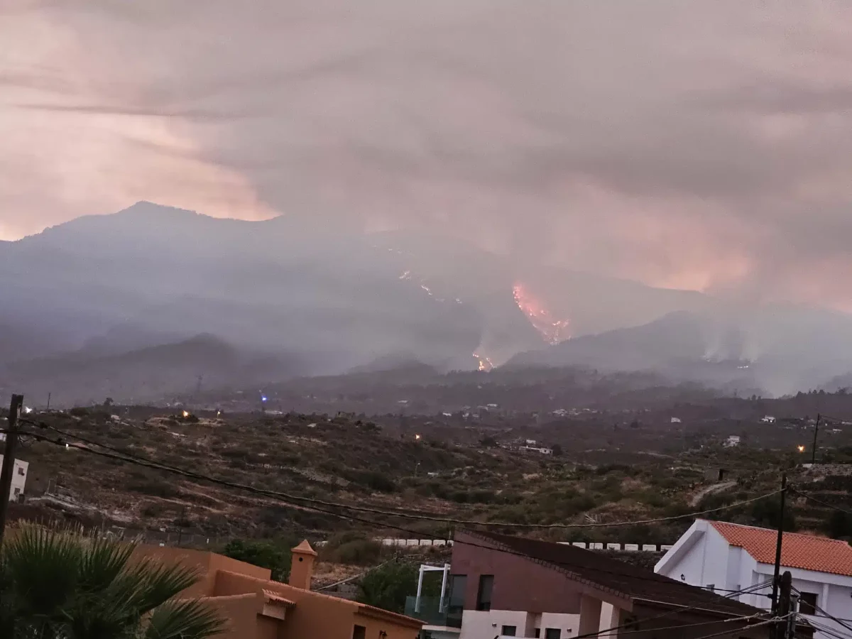 Air quality alert in 4 municipalities due to the fire in Tenerife.