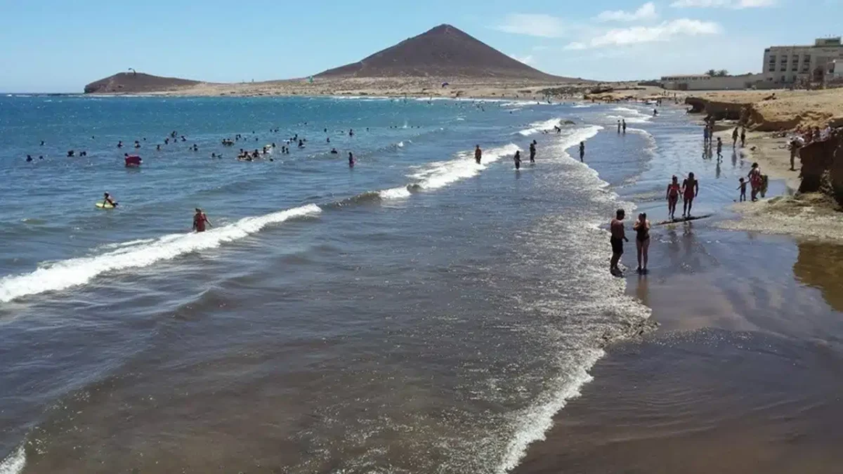 The beaches of El Médano are once again open for swimming.