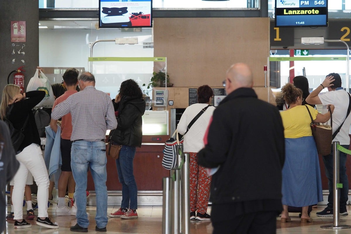 Canary Islands airports hit record high with 48.4 million passengers in 2023.