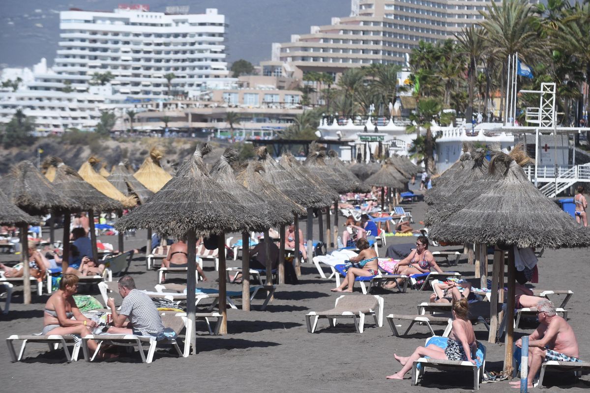 Canary Islands Parliament turns down eco-tax for tourists and restrictions on foreign home purchases